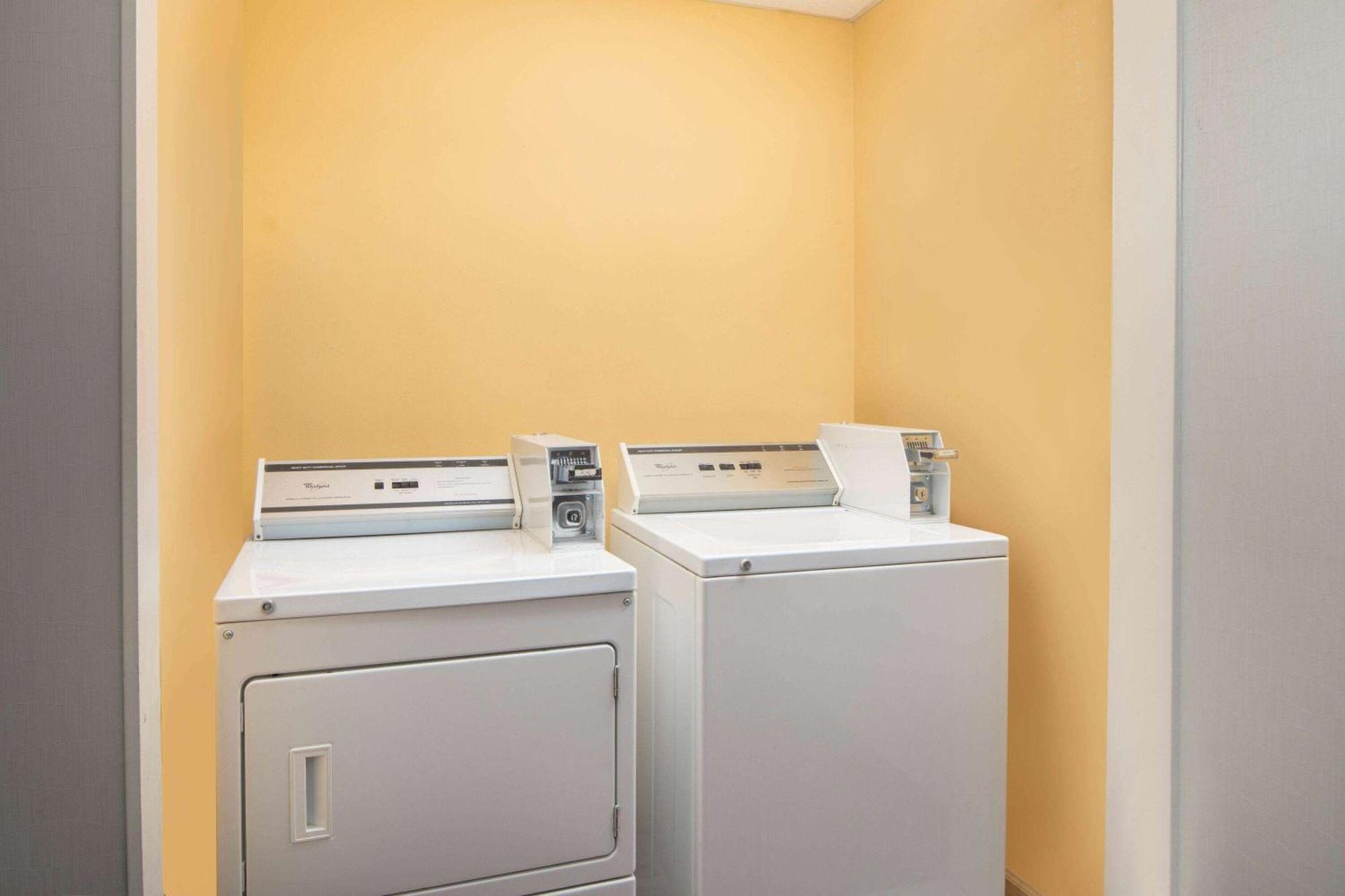 Hotel La Quinta By Wyndham Atlanta Airport South College Park