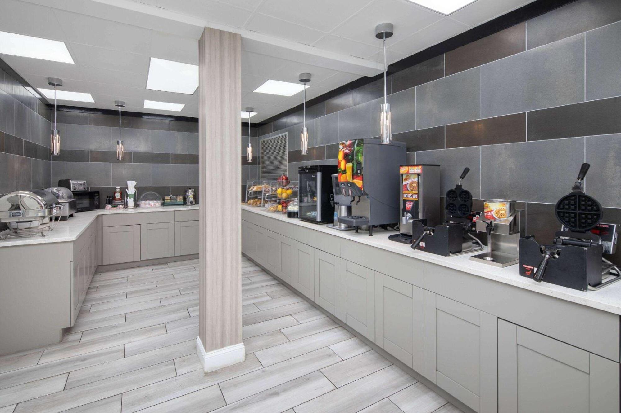 Hotel La Quinta By Wyndham Atlanta Airport South 3*